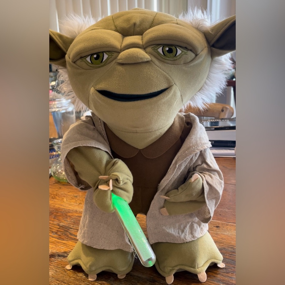 STAR WARS Lightsaber Battle Yoda Deluxe 16-inch Talking Action Plush - Picture 7 of 7